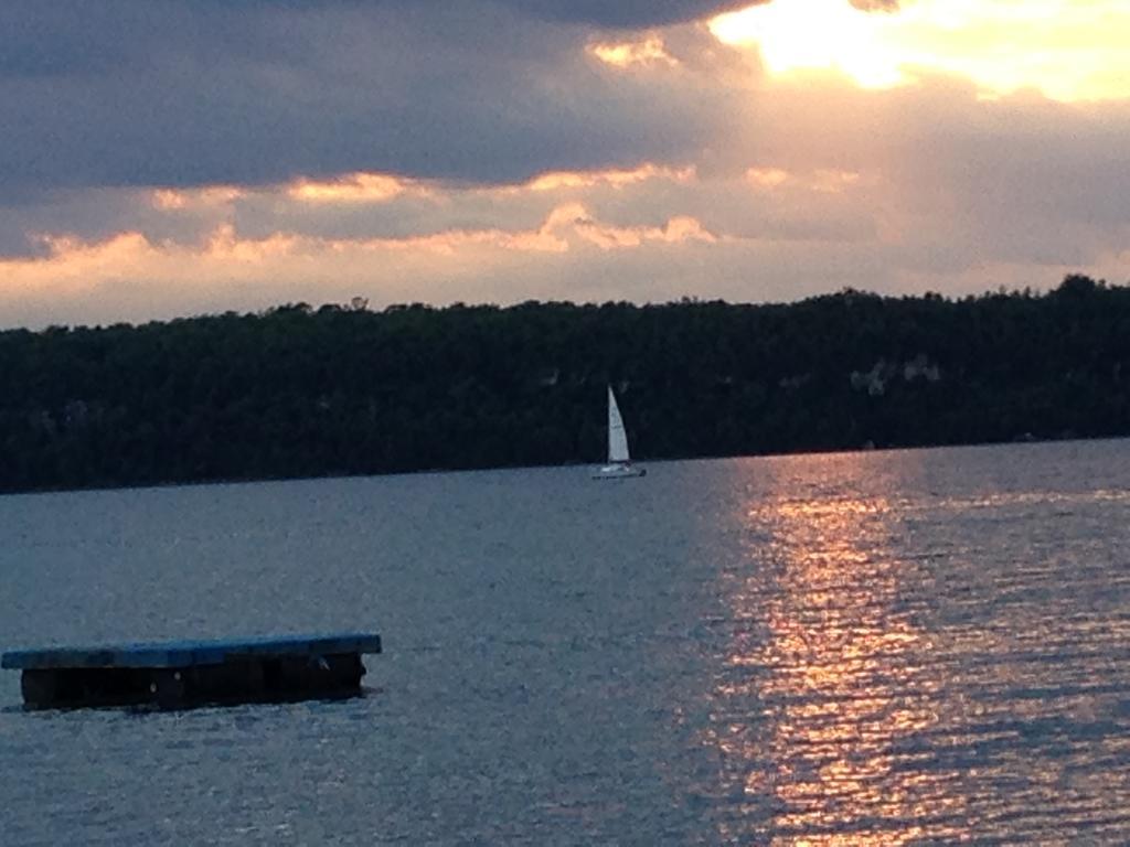 N' This On The Bay -Vacation Suite Wiarton Eksteriør bilde
